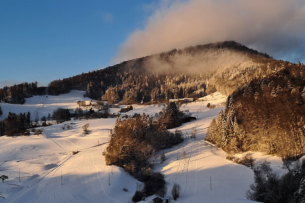 Im Bild der verschneite Beretenkopf und an seinem Hang das Skigebiet Langenbruck.